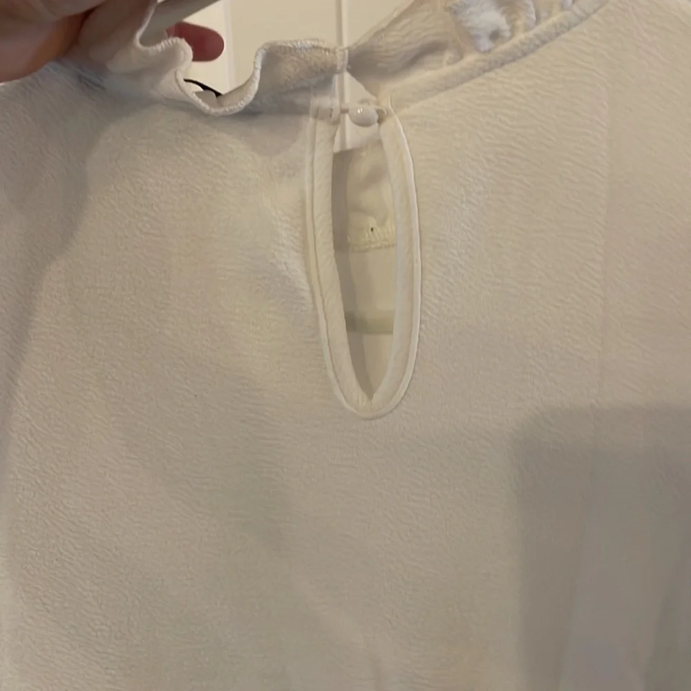 White High Low Ruffle Top - Picture 4 of 4